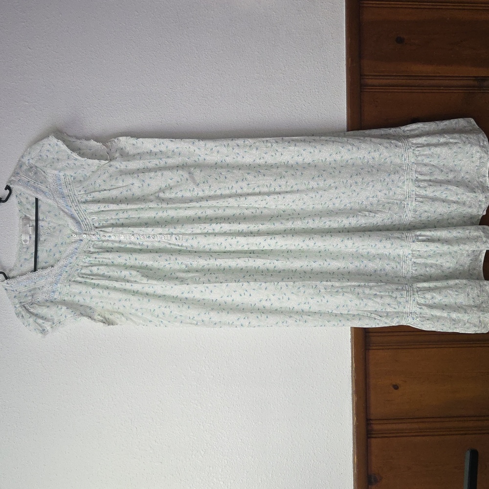 Eileen West Delicate Floral Nightgown with Lace Trim Size M
